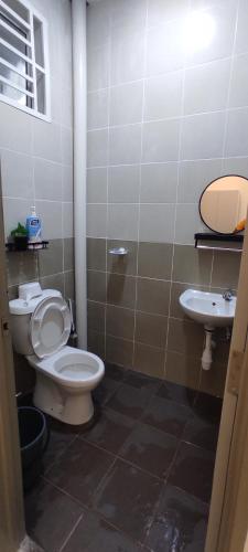 Kampung Kok KelangにあるNHP SIDRA Arauのトイレと洗面台付きのバスルーム