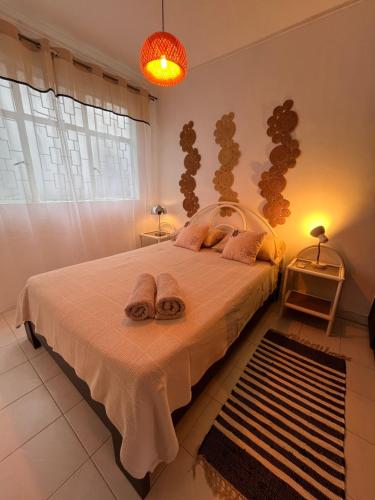 une chambre avec un lit avec deux serviettes dessus dans l'établissement Appartement Baobab, à Pereybere