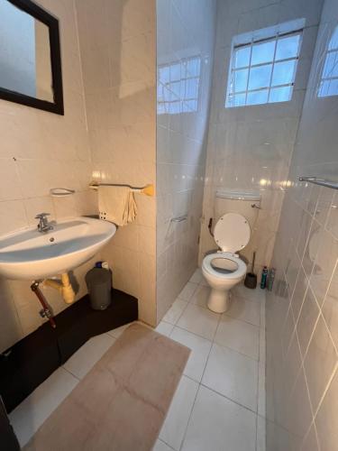 Bilik mandi di Appartement Baobab