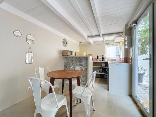 une cuisine et une salle à manger avec une table et des chaises dans l'établissement Charmante Maison de Pêcheurs - Vallon des Auffes - Les Frères de la Loc', à Marseille