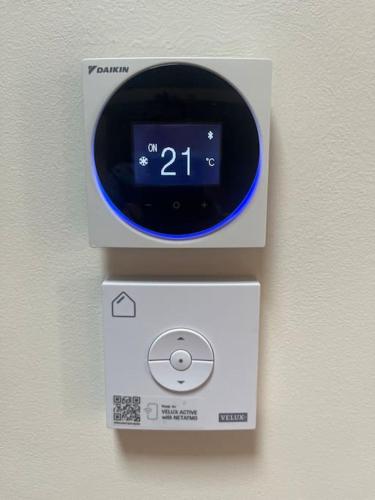 un dispositif électronique est fixé à une paroi dans l'établissement Saint Jacques Zoo, à Paris