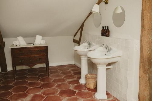 a bathroom with two sinks and a mirror at Domaine de Bassibé in Ségos