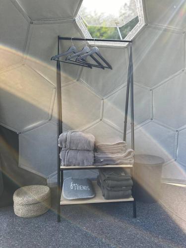 a shelf in a room with towels and a window at Paradiesufer am See in Milmersdorf