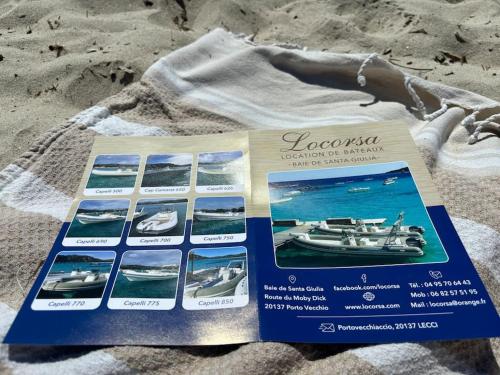 - une brochure pour un bateau sur la plage dans l'établissement Villa 13 couchages, à Porto-Vecchio