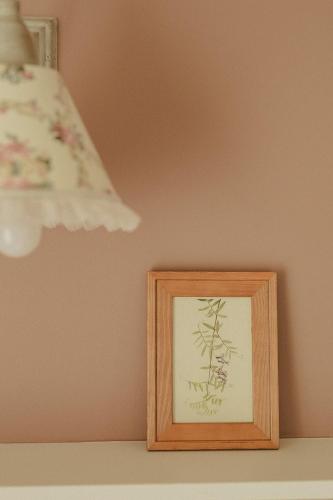 a picture in a wooden frame next to a lamp at Domaine de Bassibé in Ségos