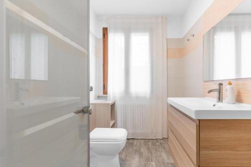 Ένα μπάνιο στο -Free Pool and Parking- Garda House Apartments