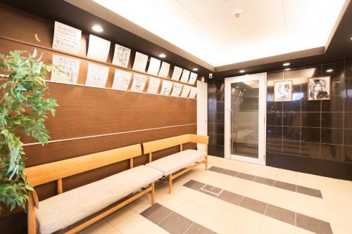 a waiting room with a bench in a restaurant at b&今里店 in Osaka
