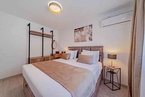 una camera da letto con un letto grande in una stanza di Lovely Modern Villa Antea with Private Pool near Vela Luka a Vela Luka (Vallegrande)