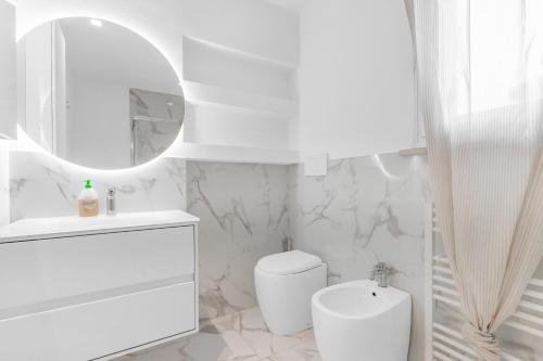 Ένα μπάνιο στο -Free Pool and Parking- Garda House Apartments