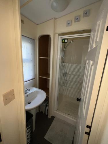 Koupelna v ubytování Dottys van warden springs caravan park