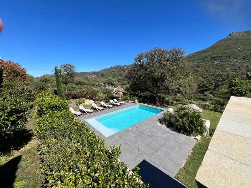 une piscine dans une cour avec des chaises longues dans l'établissement Villa Récente avec Piscine proche L'ILE ROUSSE, à Ville-di-Paraso