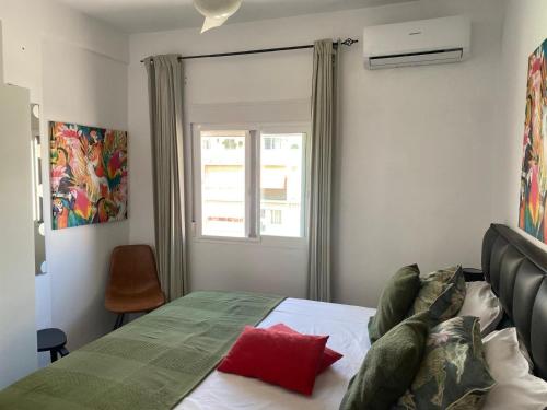una camera da letto con un letto e una finestra di Casa Bella Apartment BY NAMASTE ELITE a Torremolinos
