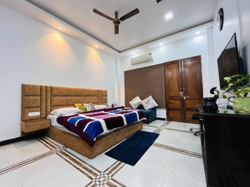 a bedroom with a bed and a desk in it at Shreshth Home Stay - Best Family Accommodation - 3km from Har Ki Pauri, Haridwar, Uttarakhand in Haridwār