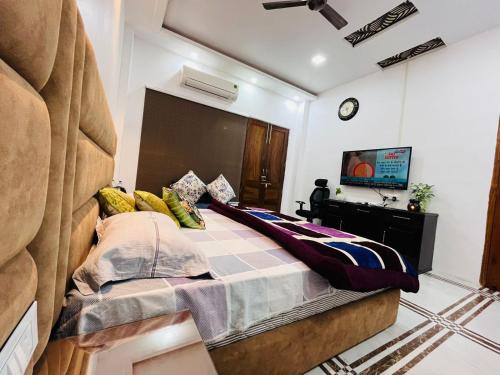 TV a/nebo společenská místnost v ubytování Shreshth Home Stay - Best Family Accommodation - 3km from Har Ki Pauri, Haridwar, Uttarakhand