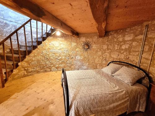 Ένα ή περισσότερα κρεβάτια σε δωμάτιο στο Chaleureux moulin en pierre avec maison attenante