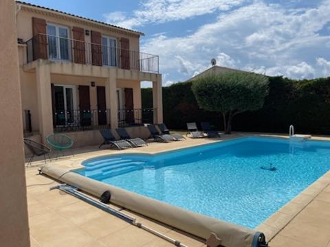 une grande piscine devant une maison dans l'établissement Villa proche de la plage, à La Londe-les-Maures