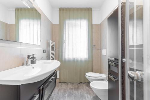 Ένα μπάνιο στο -Free Pool and Parking- Garda House Apartments