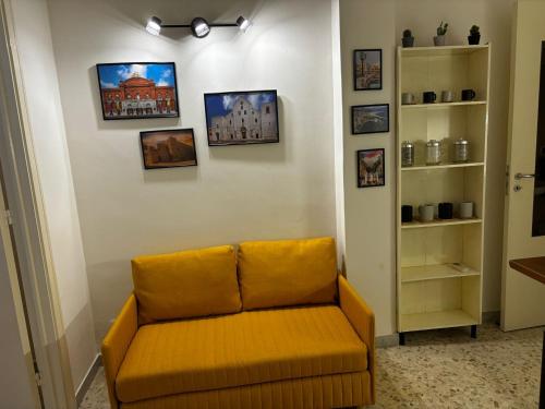 ein Wohnzimmer mit Sofa und Bildern an der Wand in der Unterkunft Cavour Housing in Bari