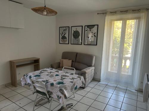 un salon avec une table et un canapé dans l'établissement Gîte, à Les Roches-de-Condrieu