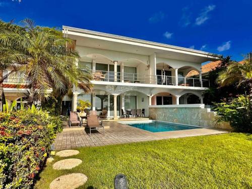 Πισίνα στο ή κοντά στο Gorgeous Beachfront Home in Playa Potrero