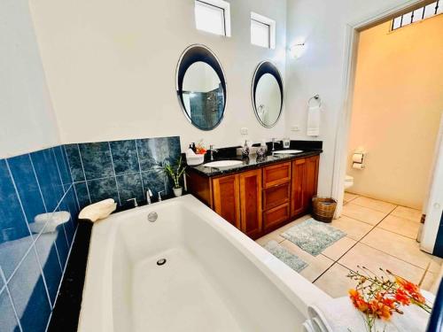 Ένα μπάνιο στο Gorgeous Beachfront Home in Playa Potrero