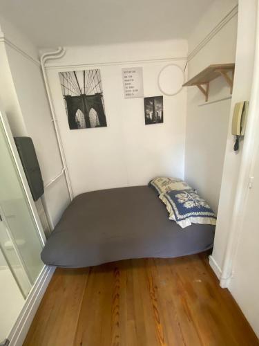 une chambre avec un grand lit dans une pièce dans l'établissement Studio 300m de la plage, au Havre