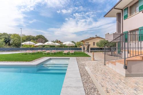 Bazén v ubytování -Free Pool and Parking- Garda House Apartments nebo v jeho okolí