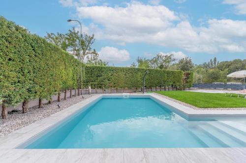 Πισίνα στο ή κοντά στο -Free Pool and Parking- Garda House Apartments