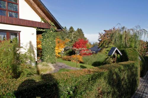 Κήπος έξω από το Ferienwohnung "Am Waldsaum"