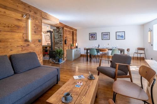 un salon avec un canapé et une table dans l'établissement SmartStay Loft - Exterieur et vue Mont Blanc, à Chamonix-Mont-Blanc