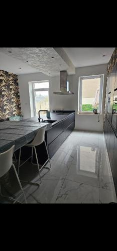 une cuisine avec une table et un comptoir dans l'établissement Appart 150 m2 luxembourg à proximité, à Thionville