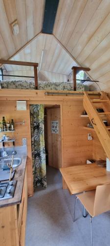 une cabine avec un lavabo et un escalier dans une chambre dans l'établissement Insolite Tiny House Sérénité Bien Être, à Ban-sur-Meurthe-Clefcy
