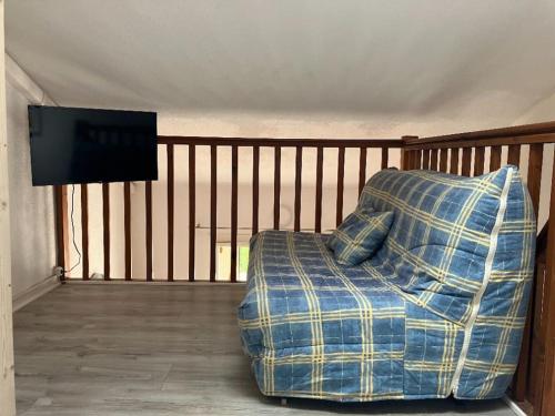 d'un salon avec un canapé et une télévision sur un balcon. dans l'établissement Appartement vue lac, à Leucate