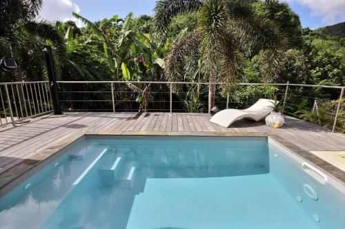 una piscina di fronte a un ponte di legno con di Golden Oasis a Le Marin