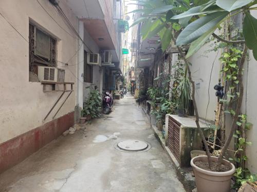 an empty alley with plants on the side of a building at Homlee-Heritage 2 Bedroom-Bharat Mandapam- ITO in New Delhi