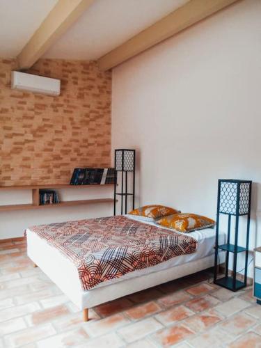 - une chambre avec un lit et des étagères de pain dans l'établissement Maison de campagne avec Piscine, à Pernes-les-Fontaines