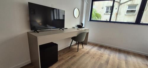 Figleaf Kypseliにあるテレビまたはエンターテインメントセンター
