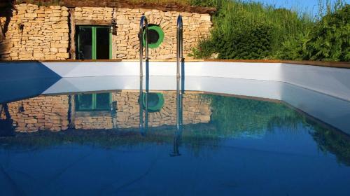 Kolam renang di atau dekat dengan Maison Hobbit Piscine, Spa et Hammam proche des Gorges de l'Aveyron