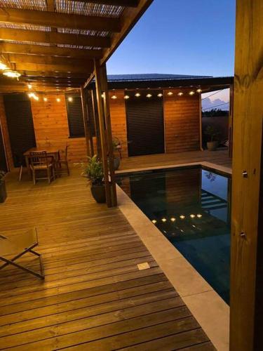 Kolam renang di atau dekat dengan Villa neuve avec piscine