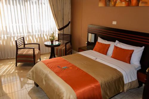 a hotel room with a bed and a chair at Gran Hotel Ica in Ica