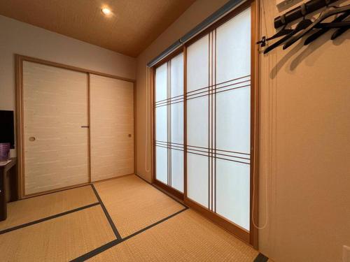 een kamer met een grote kast met een deur bij Bisuke House in Kyoto