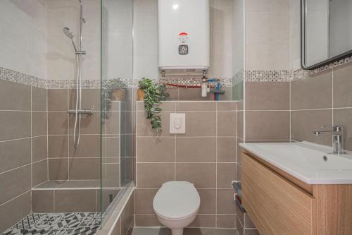 une salle de bain avec une douche, des toilettes et un lavabo dans l'établissement R'Apparts Petite Evasion, à Grenoble