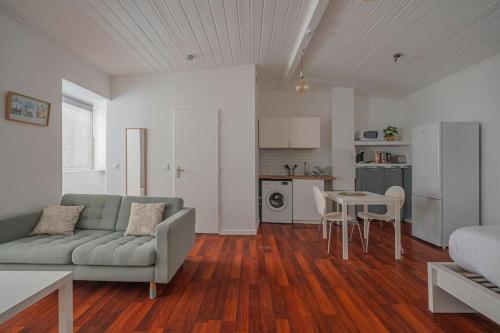 un salon avec un canapé et une table dans l'établissement R'Apparts Petite Evasion, à Grenoble