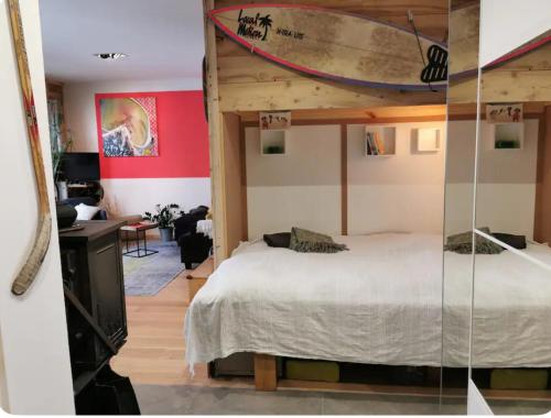 - une chambre avec un lit et une paroi en verre dans l'établissement Ski au pied les Houches / Chamonix, aux Houches