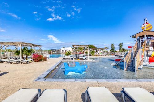 - une aire de jeux dans un complexe avec toboggan dans l'établissement Mobilhome 6 pers au Castellas, à Mèze