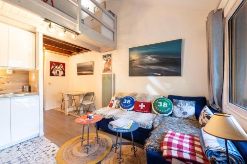 un salon avec un canapé et une table dans l'établissement Appartement Les Cezares, à Les Allues