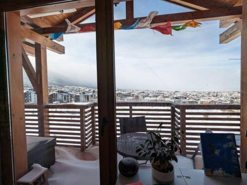 Балкон или терраса в Panoramic 2 Bedroom Cabin Retreat Japanese Style