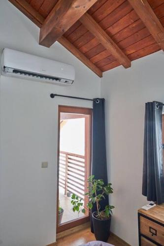 Фотография из галереи Panoramic 2 Bedroom Cabin Retreat Japanese Style в Банско