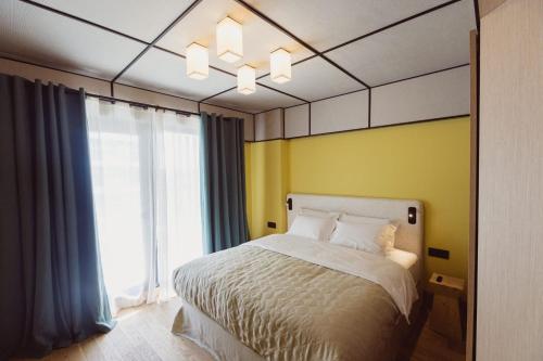 Un pat sau paturi într-o cameră la Aparthotel Craiova