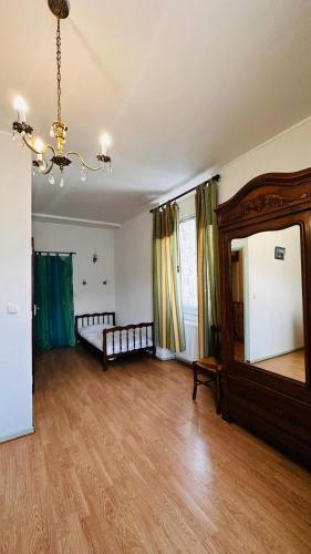 an empty living room with a mirror and a bed at Aucairn in Château-Verdun